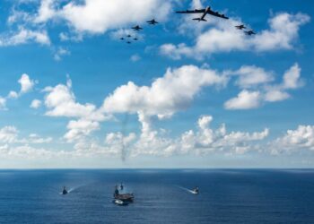 美 항모전단, 카리브해 진입…  마두로 ‘이매진’ 부르며 저항