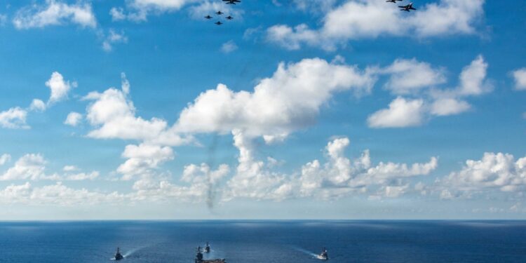 美 항모전단, 카리브해 진입… 마두로 ‘이매진’ 부르며 저항