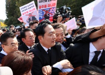 경찰, ‘장동혁 5·18묘지 참배’ 막아선 시민단체 수사