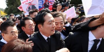 경찰, ‘장동혁 5·18묘지 참배’ 막아선 시민단체 수사