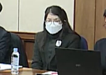 첫 중계된 김건희 재판…얼굴 절반 가린 마스크에 뿔테 안경(영상)