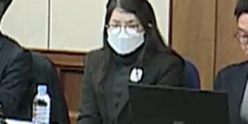 첫 중계된 김건희 재판…얼굴 절반 가린 마스크에 뿔테 안경(영상)