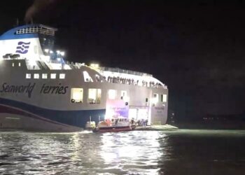 “휴대전화 보며 딴짓”…여객선 좌초시킨 일등항해·조타수 구속