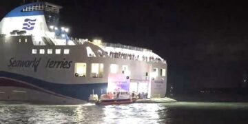 “휴대전화 보며 딴짓”…여객선 좌초시킨 일등항해·조타수 구속