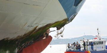 좌초 여객선 항해사, 휴대폰 보다가 ‘쾅’