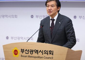 조국, 지방선거 출마설에 “전당대회 후 마지막에 결정”