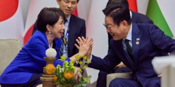 중일 갈등 속 다카이치·리창 전격 회동한 이 대통령 “긴밀히 소통하자”