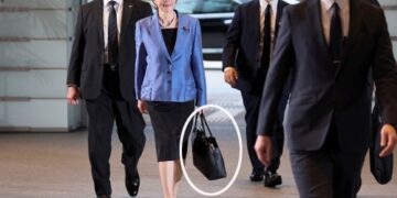 中 맞선 다카이치에 日 열광… ‘사나에 백’도 없어서 못 산다