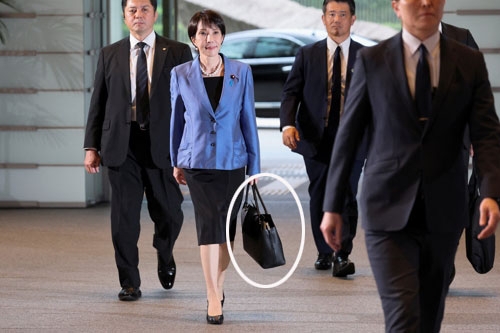 中 맞선 다카이치에 日 열광… ‘사나에 백’도 없어서 못 산다