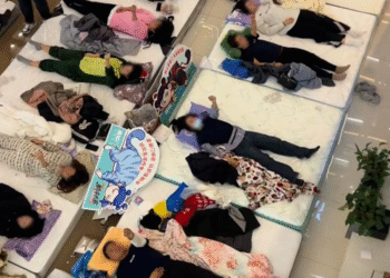 “33시간 누워있기 가능?” 기저귀까지 찼다…‘누워만 있기’ 대회서 우승한 23세 中남성