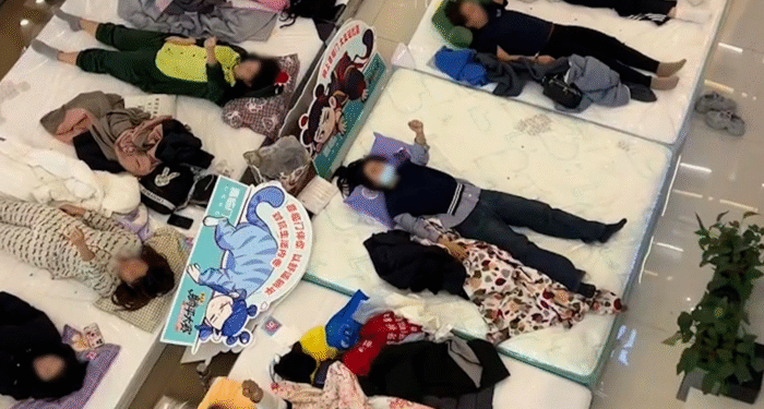 “33시간 누워있기 가능?” 기저귀까지 찼다…‘누워만 있기’ 대회서 우승한 23세 中남성