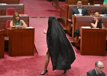 극우 호주 상원의원 ‘부르카’ 입고 등원 논란