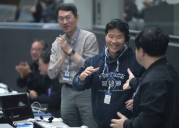 李대통령 “누리호 발사 성공 가슴 벅차…5대 우주강국 도전 계속될 것”