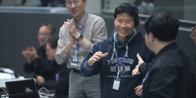 李대통령 “누리호 발사 성공 가슴 벅차…5대 우주강국 도전 계속될 것”