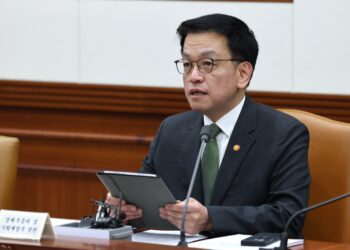 [단독]최상목, 계엄날 尹 지시 문건 53초 봤다… 특검 “내란 책임 우려 ‘못봤다’ 거짓 증언”