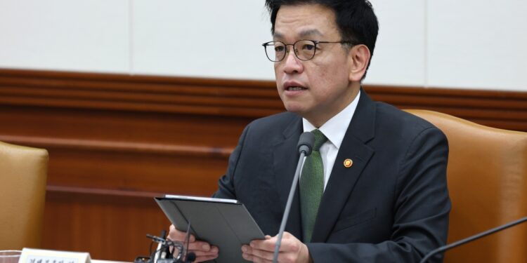 [단독]최상목, 계엄날 尹 지시 문건 53초 봤다… 특검 “내란 책임 우려 ‘못봤다’ 거짓 증언”