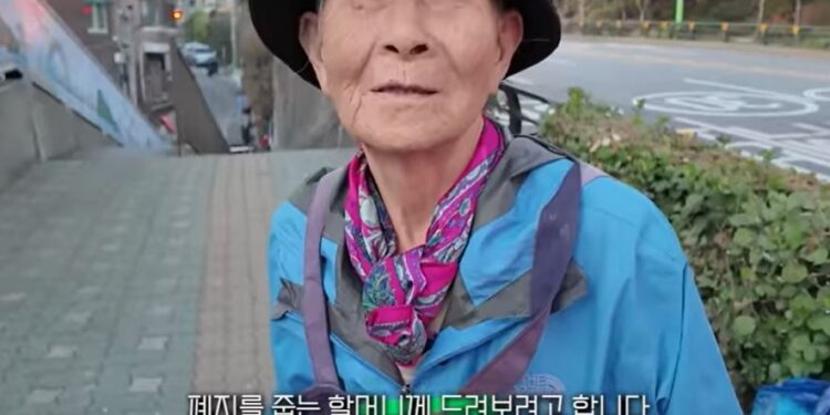 폐지 줍는 85세 할머니에 ‘무제한 카드’ 드리자 벌어진 일