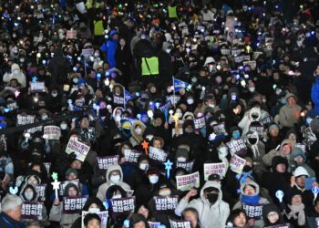 “내란세력 완전 청산”… ‘계엄 1년’ 맞아 다시 응원봉 든 시민들