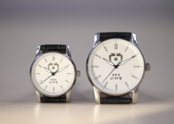 ‘이 대통령 손목시계’ 공개…자필로 ‘국민이 주인인 나라’