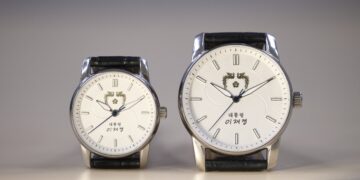 ‘이 대통령 손목시계’ 공개…자필로 ‘국민이 주인인 나라’