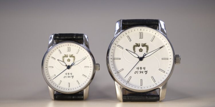 ‘이 대통령 손목시계’ 공개…자필로 ‘국민이 주인인 나라’