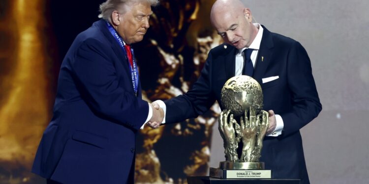 노벨상 불발되자 급조된 ‘위로상’… 트럼프 첫 ‘FIFA 평화상’ 받았다