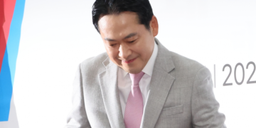 “이대로 가면 망한다” 당내 요구에… “아직 이르다” 버티는 장동혁