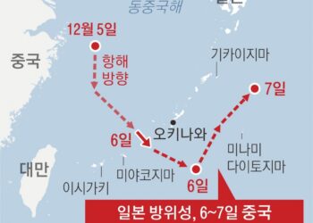 “中항모, 오키나와섬 에워싸고 항공기 이착륙 100회”