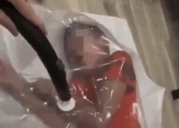 (영상)“‘좋아요’ 받으려고” 살아있는 아들 진공백에 넣고 빨아들인 인플루언서 母…러 공분