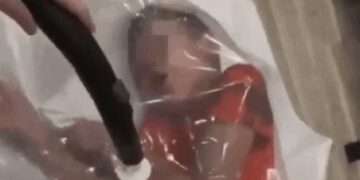 (영상)“‘좋아요’ 받으려고” 살아있는 아들 진공백에 넣고 빨아들인 인플루언서 母…러 공분