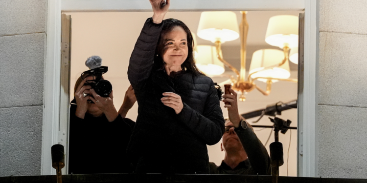 가발쓰고 검문소 10번 통과→목선→전용기…노벨평화상 수상자의 목숨건 탈출기