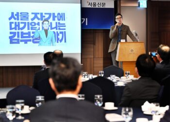 “번듯한 김 부장, 계급장 떼면 누굴까… 진짜 ‘나’를 찾으세요”