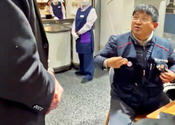 식사 중 “노조 조끼 벗어달라” 논란…롯데백화점 사과