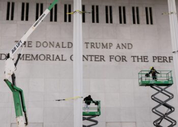 케네디센터 벽에 새겨진 트럼프 이름… 케네디 조카 “곡괭이로 글자 떼겠다”