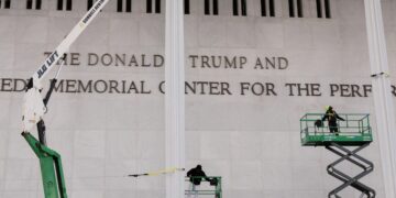 케네디센터 벽에 새겨진 트럼프 이름… 케네디 조카 “곡괭이로 글자 떼겠다”