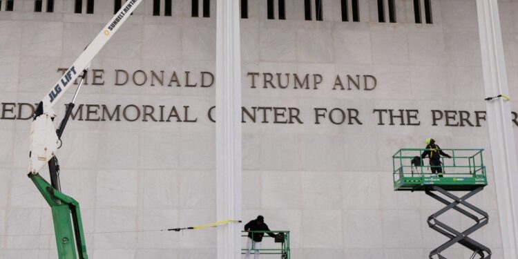 케네디센터 벽에 새겨진 트럼프 이름… 케네디 조카 “곡괭이로 글자 떼겠다”