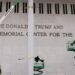 케네디센터 벽에 새겨진 트럼프 이름… 케네디 조카 “곡괭이로 글자 떼겠다”