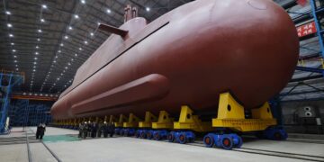 北, 8700t급 핵잠 과시… 한미 공조에 맞불