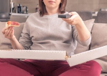 “밥 먹을 때 TV 보면 더 살찐다”…스마트폰은? ‘반전’[라이프]