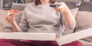 “밥 먹을 때 TV 보면 더 살찐다”…스마트폰은? ‘반전’[라이프]