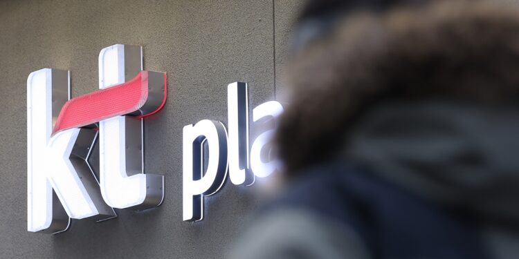 [속보] 정부 “KT 위약금 면제해야”…‘보안 구멍’에 가입자 도청 노출