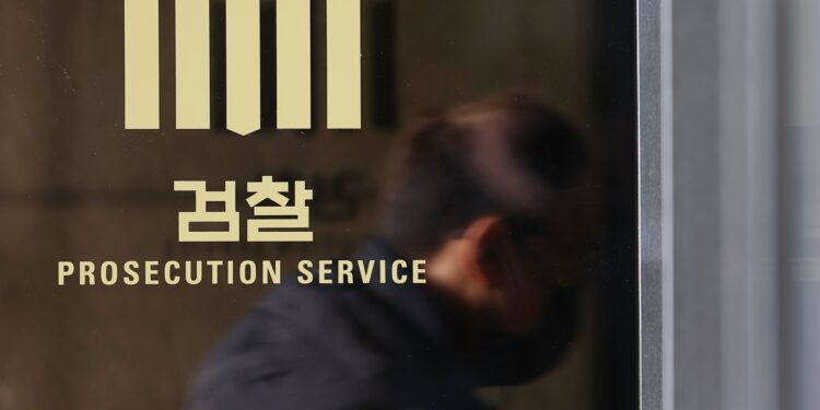 검찰, 서해 피격 사건 항소 포기 후폭풍…유족 측 “정치적 압박 따른 것” 반발