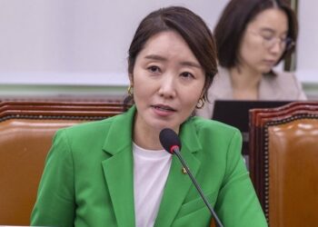 ‘1억 수수 의혹’ 강선우, 민주당 탈당…“당에 더 부담 드릴 수 없어”