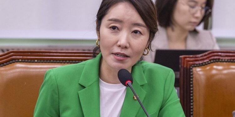 ‘1억 수수 의혹’ 강선우, 민주당 탈당…“당에 더 부담 드릴 수 없어”