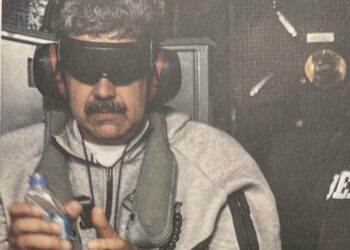 ‘체포’ 마두로 부부, 뉴욕 도착했다…“요원들에 둘러싸여 이동”