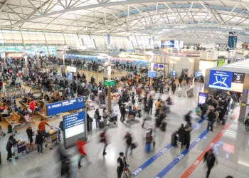 연휴 마지막 날 인천공항에…개항 이후 최다 인파 몰렸다