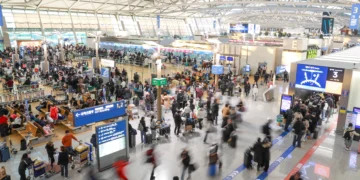 연휴 마지막 날 인천공항에…개항 이후 최다 인파 몰렸다