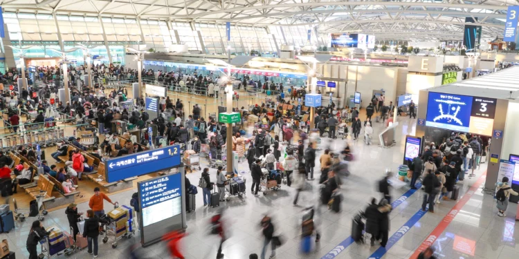 연휴 마지막 날 인천공항에…개항 이후 최다 인파 몰렸다