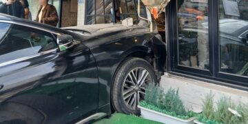 인천서 60대女 몰던 승용차 카페 돌진 “페달 착각”…직원·손님 20여명 긴급 대피