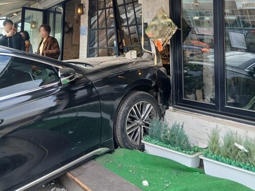 인천서 60대女 몰던 승용차 카페 돌진 “페달 착각”…직원·손님 20여명 긴급 대피